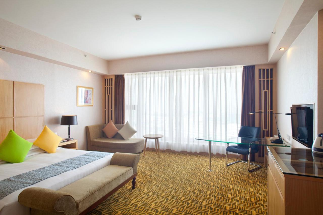 คราวน์ พลาซา จ้านเจียง กังอี้ Hotel ภายนอก รูปภาพ