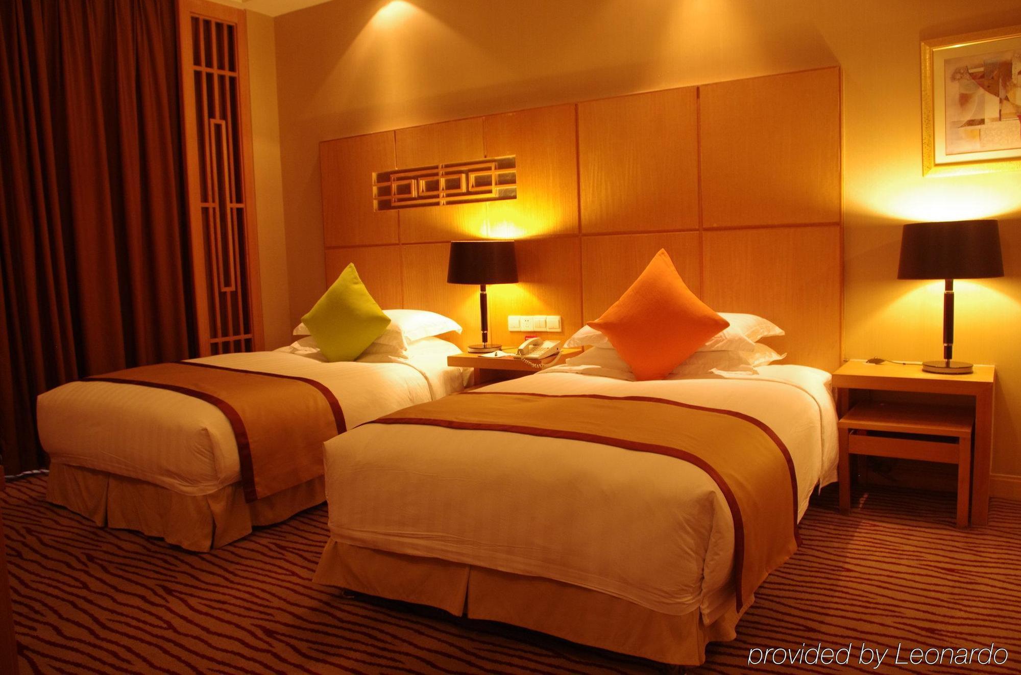 คราวน์ พลาซา จ้านเจียง กังอี้ Hotel ภายนอก รูปภาพ