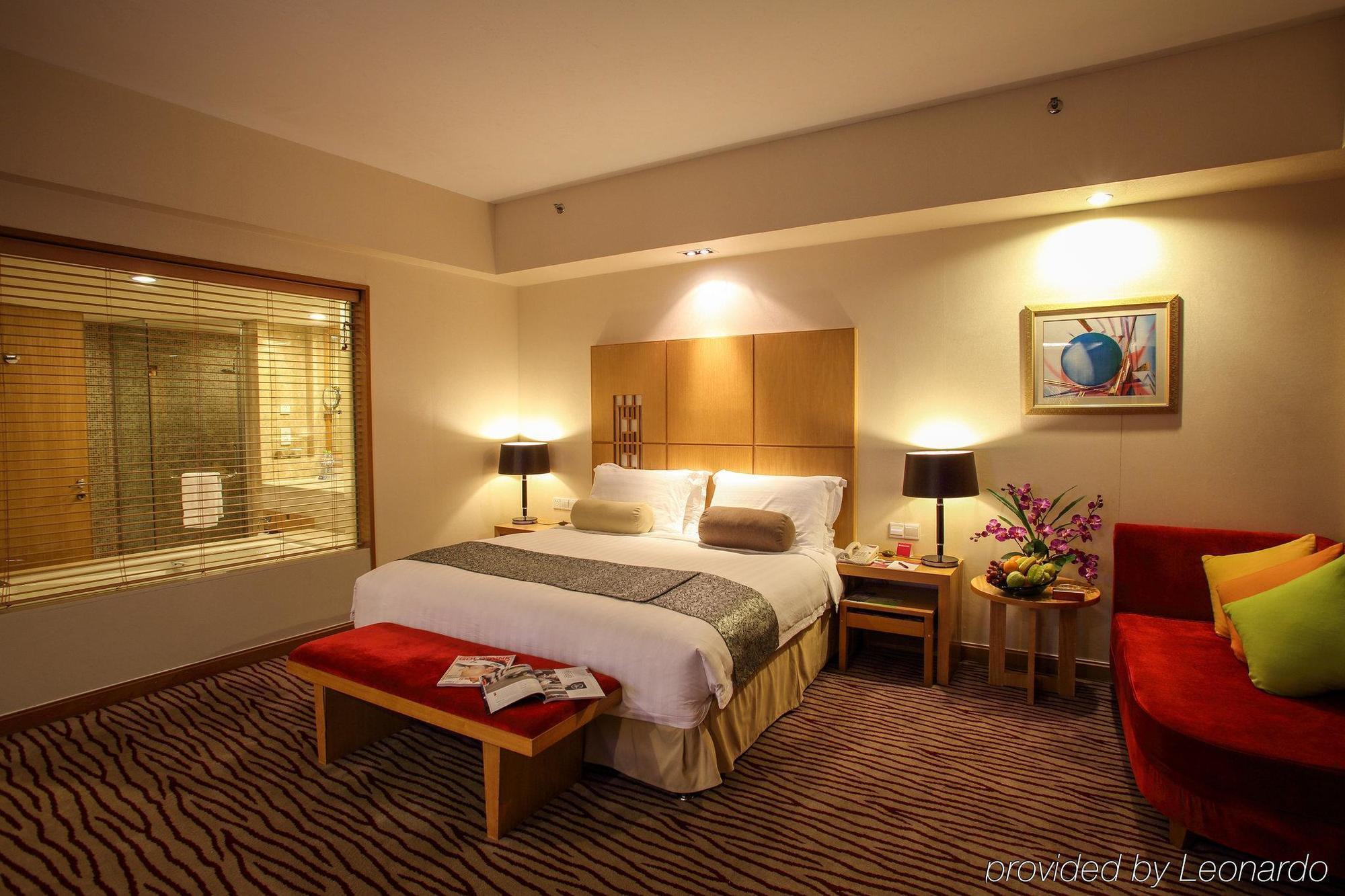 คราวน์ พลาซา จ้านเจียง กังอี้ Hotel ภายนอก รูปภาพ