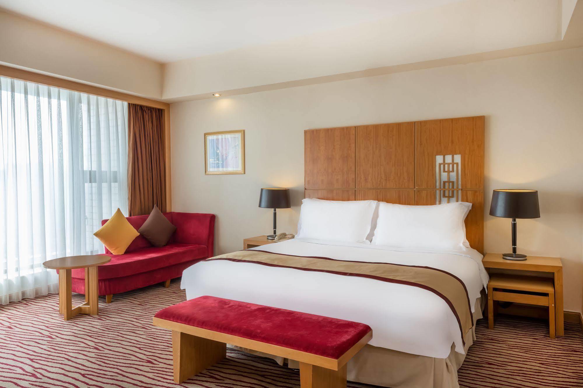 คราวน์ พลาซา จ้านเจียง กังอี้ Hotel ภายนอก รูปภาพ