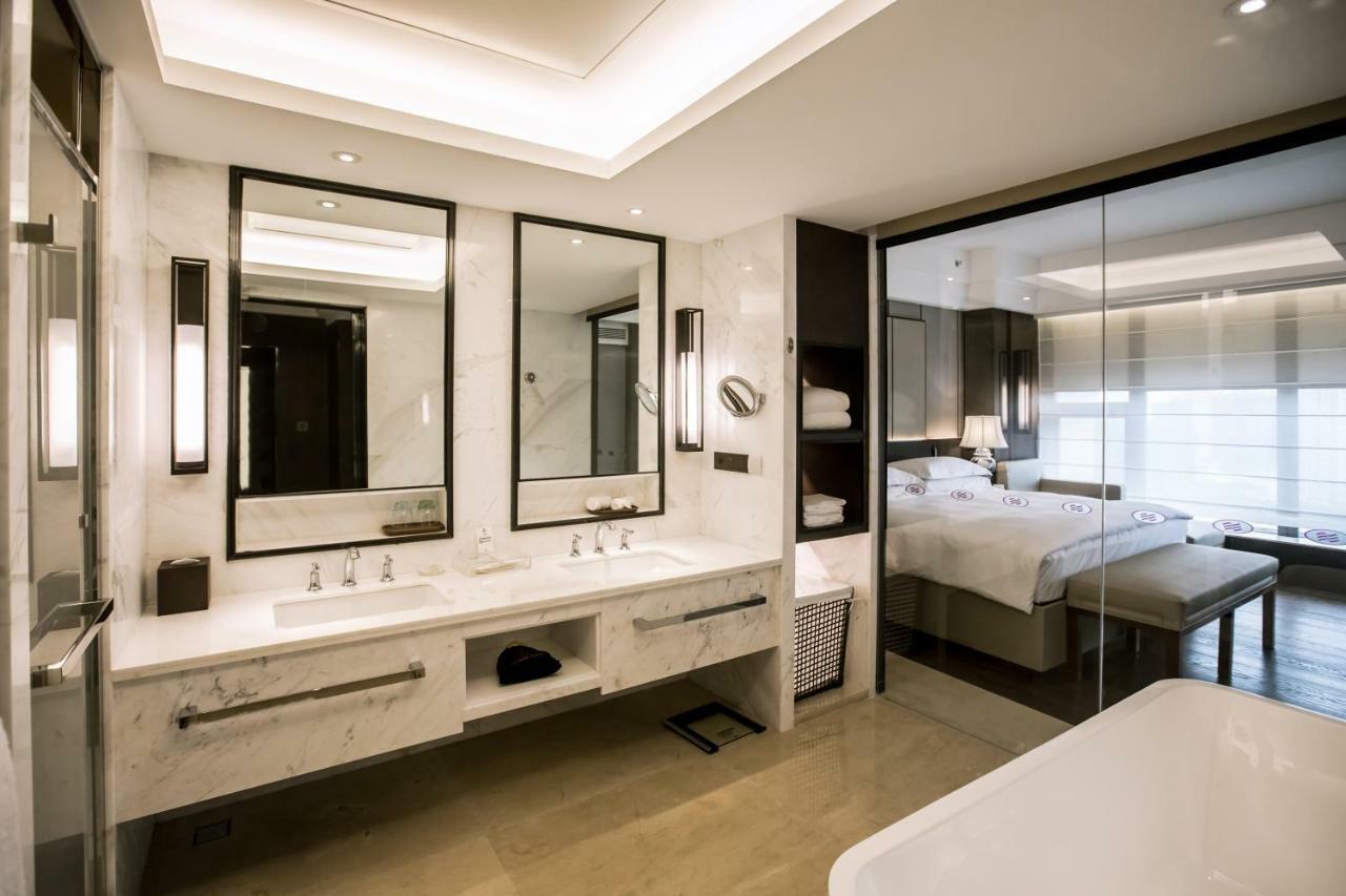 คราวน์ พลาซา จ้านเจียง กังอี้ Hotel ภายนอก รูปภาพ