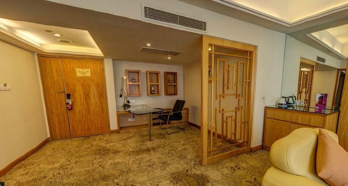 คราวน์ พลาซา จ้านเจียง กังอี้ Hotel ภายนอก รูปภาพ