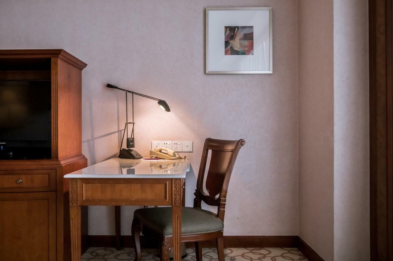 คราวน์ พลาซา จ้านเจียง กังอี้ Hotel ภายนอก รูปภาพ