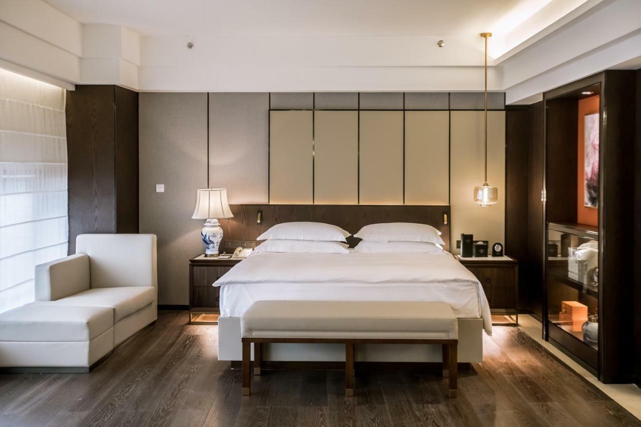 คราวน์ พลาซา จ้านเจียง กังอี้ Hotel ภายนอก รูปภาพ