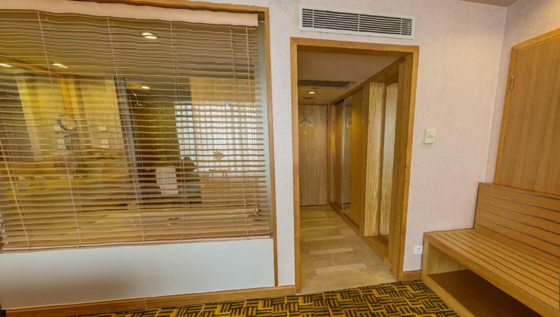 คราวน์ พลาซา จ้านเจียง กังอี้ Hotel ภายนอก รูปภาพ