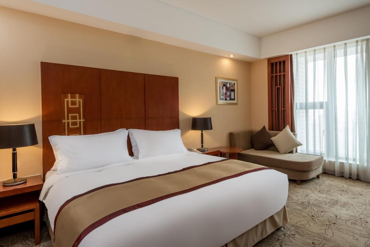 คราวน์ พลาซา จ้านเจียง กังอี้ Hotel ภายนอก รูปภาพ