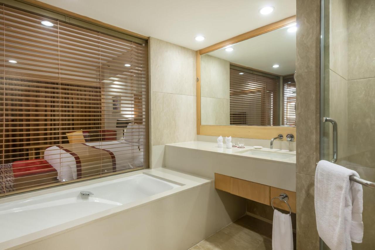 คราวน์ พลาซา จ้านเจียง กังอี้ Hotel ภายนอก รูปภาพ