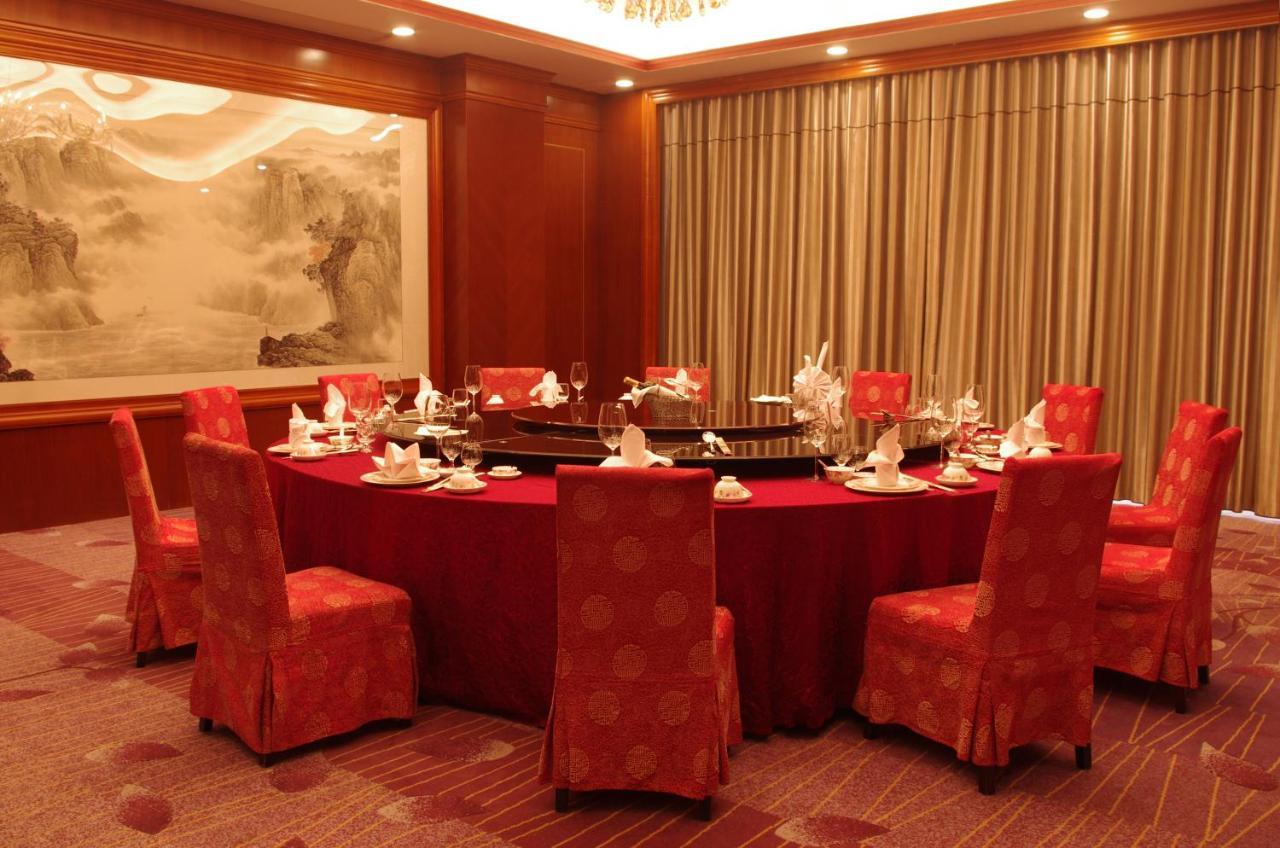 คราวน์ พลาซา จ้านเจียง กังอี้ Hotel ภายนอก รูปภาพ